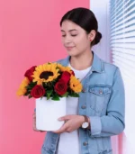 Arreglo-box-de-rosas-y-girasoles-con-modelo