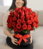 Arreglo-floral-Gran-Amor-con-modelo