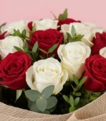 Bouquet-de-15-rosas-rojas-y-blancas-detalles