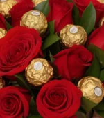 arreglo-rosas-y-chocolates-ferrero-con-detalle