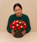 arreglo-rosas-y-chocolates-ferrero-con-modelo