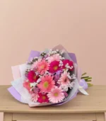 ramo-de-gerberas-sobre-mesa